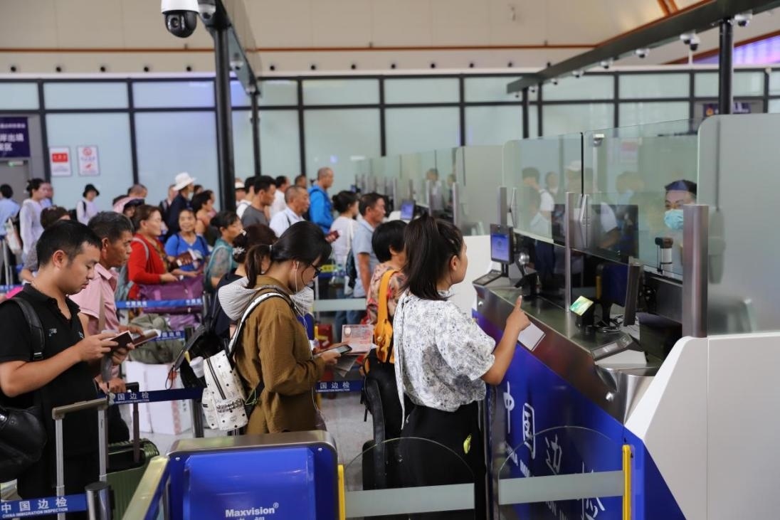 出境旅客在辦理通關(guān)手續(xù)。人民網(wǎng)記者 李發(fā)興攝
