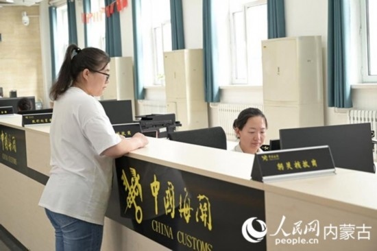 代理報關(guān)企業(yè)正在滿洲里車站海關(guān)綜合服務(wù)大廳辦理業(yè)務(wù)。人民網(wǎng) 寇雅楠攝