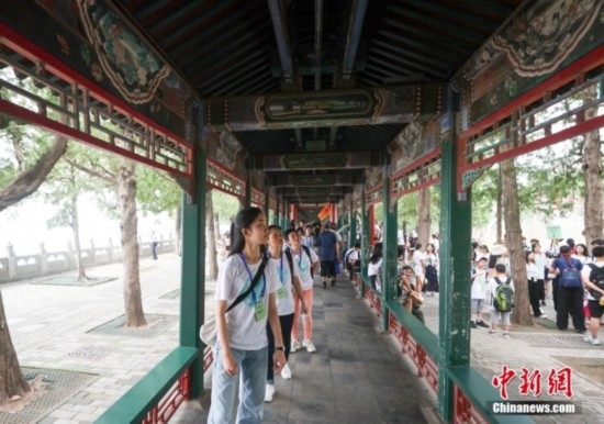 圖為學(xué)員們游覽長(zhǎng)廊。<a target='_blank' href='/'><p align=