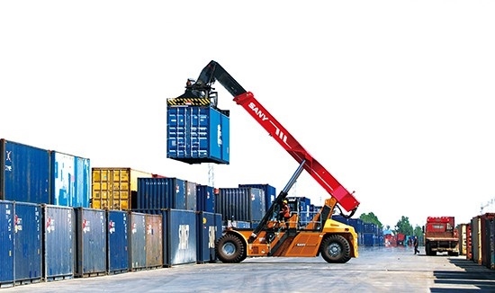 石家莊國(guó)際陸港內(nèi)整裝待發(fā)的集裝箱。 石家莊國(guó)際陸港供圖