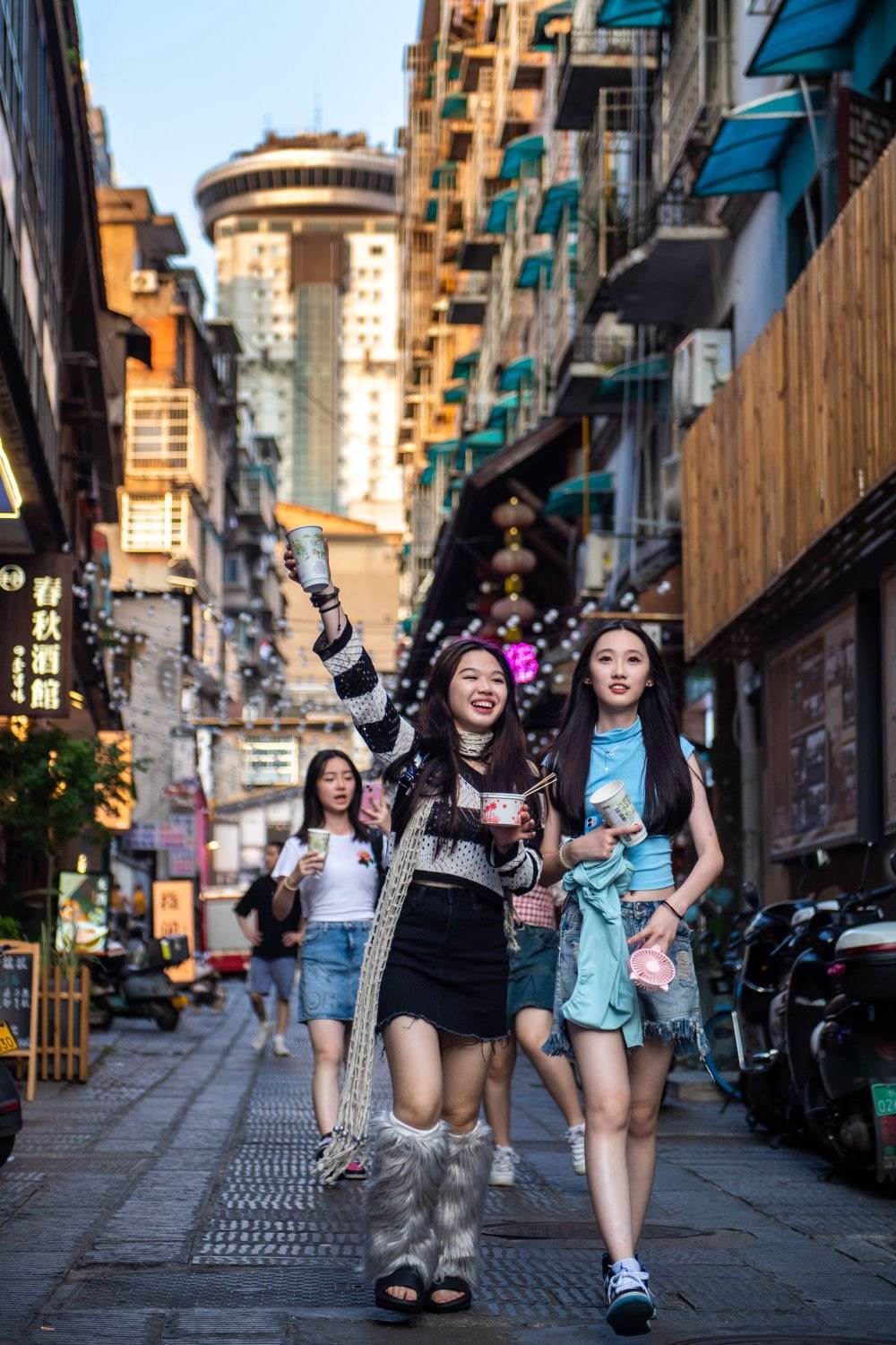 游客在長(zhǎng)沙市天心區(qū)太平老街游玩（6月7日攝）。新華社記者 陳思汗 攝