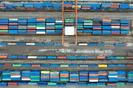 在廣州東部公鐵聯(lián)運(yùn)樞紐（增城西站），工作人員在進(jìn)行集裝箱轉(zhuǎn)運(yùn)工作。廣州交通投資集團(tuán)有限公司供圖