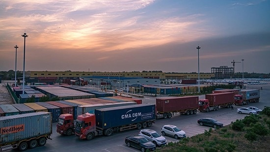 石家莊國(guó)際陸港內(nèi)整裝待發(fā)的集裝箱。 石家莊國(guó)際陸港供圖