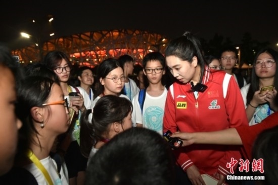 圖為小學(xué)員向李曉霞分享自己運(yùn)動(dòng)經(jīng)歷。<a target='_blank' href='/' ><p align=