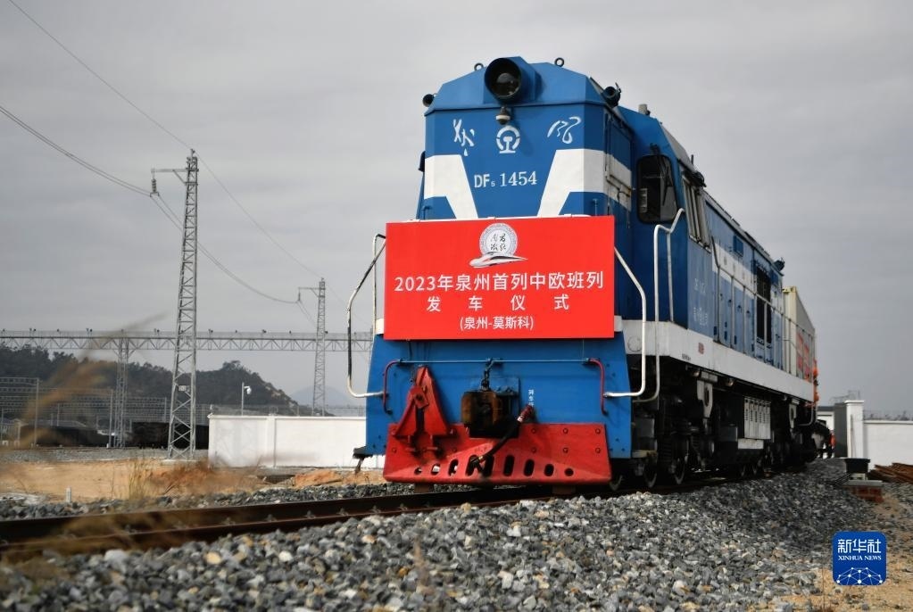 2月3日，中歐班列駛出興泉鐵路黃塘站。當(dāng)日，滿載著55個集裝箱的中歐班列，從位于福建泉州惠安縣的興泉鐵路黃塘站駛出。這是泉州今年開出的首趟中歐班列，也是興泉鐵路開通后的首趟泉州中歐班列。據(jù)了解，此次班列裝載產(chǎn)品主要來自泉州進(jìn)出口企業(yè)，貨重601.4噸，貨值約262.5萬美元。新華社記者 魏培全 攝