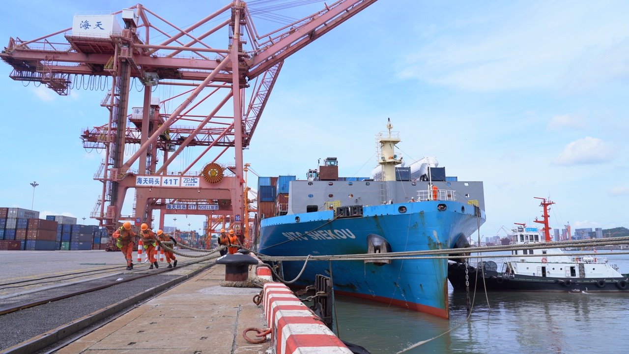 7月22日上午，“絲路海運”電商快線“海豐蛇口”輪?？繌B門海天碼頭12號泊位裝卸集裝箱貨物。人民網(wǎng)記者 蘭志飛攝