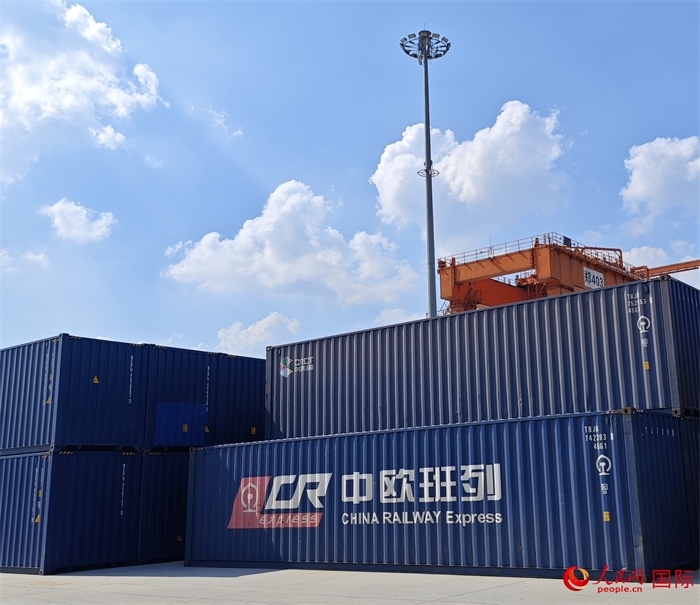 8月3日，中歐班列（中豫號(hào)）集裝箱在鄭州車站海關(guān)等候查驗(yàn)。人民網(wǎng) 崔譯戈攝