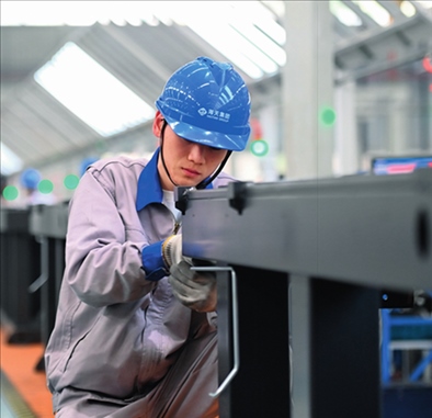 工人在海天國際控股有限公司海天大港生產(chǎn)基地作業(yè)（2023年2月1日攝）。黃宗治攝/本刊