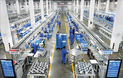 在位于浙江省臺州市的杰克科技股份有限公司，工作人員在裝配車間裝配縫紉機(jī)（2023年3月23日攝）。翁忻旸攝/本刊