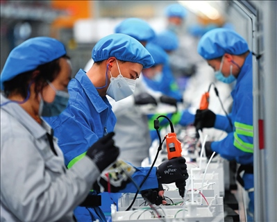 工人在浙江沁園水處理科技有限公司生產(chǎn)車間組裝家用凈水產(chǎn)品（2023年3月22日攝）。黃宗治攝/本刊