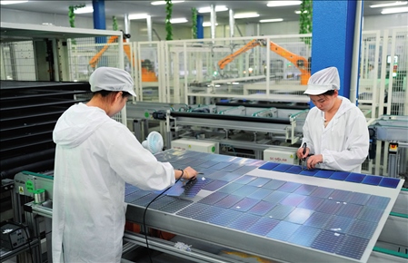 在浙江省臺州市黃巖區(qū)省級專精特新“小巨人”企業(yè)浙江公元新能源科技股份有限公司，工作人員生產(chǎn)太陽能電池組（2023年8月9日攝）。翁忻旸攝/本刊