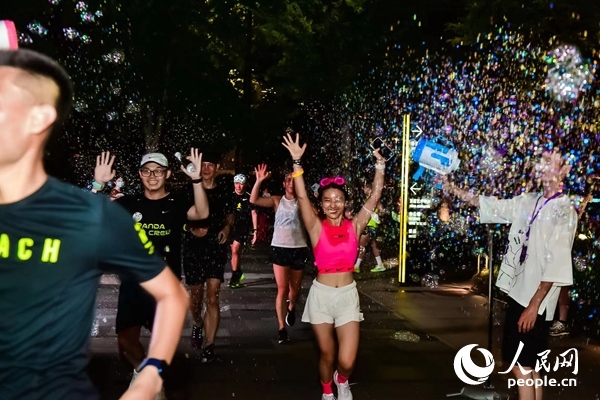 運(yùn)動(dòng)愛好者參加上海外灘楓徑NIKE熒光跑。圖片由BFC外灘金融中心提供