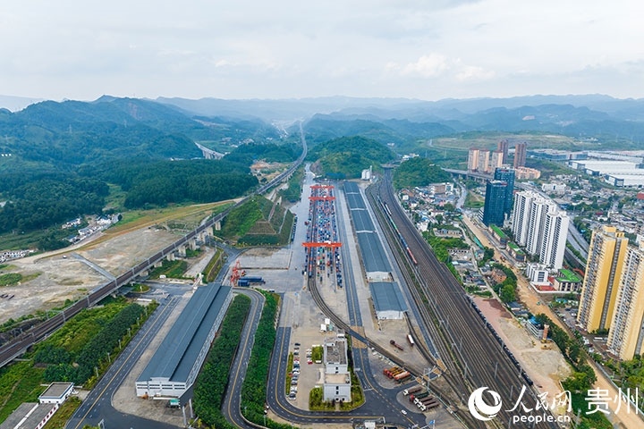 航拍貴陽(yáng)國(guó)際陸港。人民網(wǎng)記者 涂敏攝