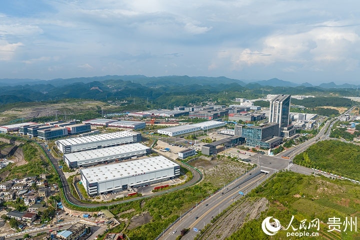 航拍貴陽(yáng)綜保區(qū)。人民網(wǎng)記者 涂敏攝