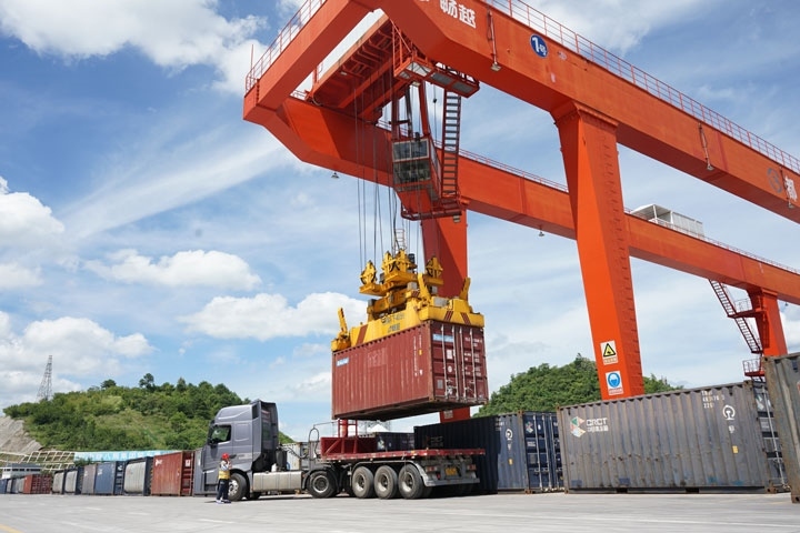 在貴陽(yáng)國(guó)際陸港，正在作業(yè)的龍門(mén)吊。貴陽(yáng)綜保區(qū)供圖