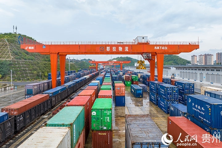 裝滿貨物的集裝箱整齊排列在貴陽(yáng)國(guó)際陸港。人民網(wǎng)記者 涂敏攝