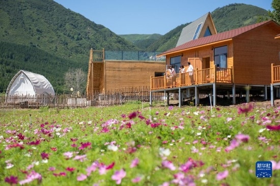 8月12日，游客在寧夏固原市涇源縣大灣鄉(xiāng)楊嶺村的民宿聊天。新華社記者 李旭倫 攝