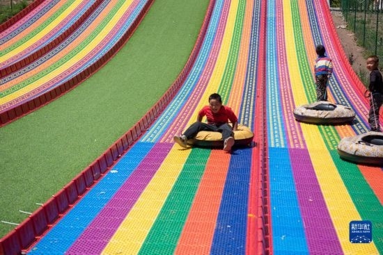 8月12日，小朋友在寧夏固原市涇源縣大灣鄉(xiāng)楊嶺村玩耍。新華社記者 李旭倫 攝