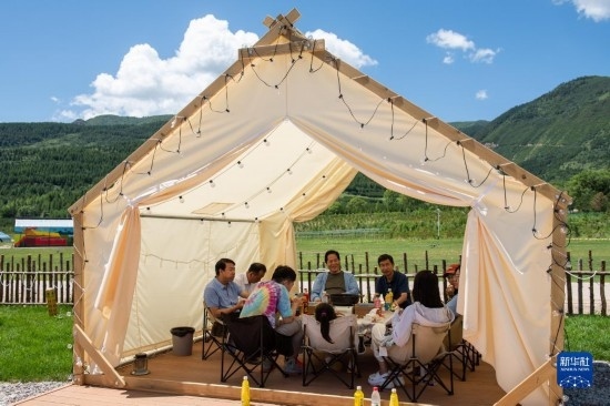 8月12日，游客在寧夏固原市涇源縣大灣鄉(xiāng)楊嶺村品嘗當地美食。新華社記者 李旭倫 攝