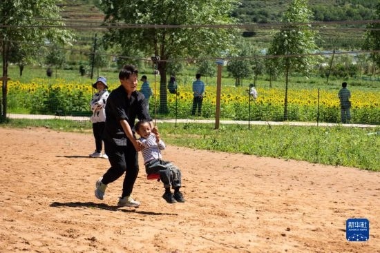 8月12日，游客在寧夏固原市涇源縣大灣鄉(xiāng)楊嶺村玩耍。新華社記者 李旭倫 攝