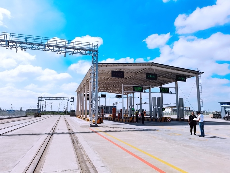 中歐班列（沈陽(yáng)）集結(jié)中心貨運(yùn)通道。人民網(wǎng)記者 栗翹楚攝