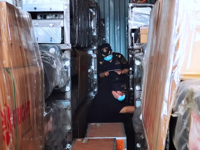 關(guān)員利用工業(yè)內(nèi)窺鏡在集裝箱內(nèi)進(jìn)行查驗(yàn)。人民網(wǎng)記者 栗翹楚攝