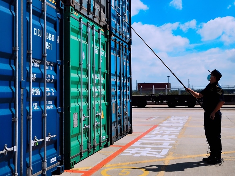 關(guān)員利用工業(yè)內(nèi)窺鏡檢查箱號(hào)、鎖號(hào)、封志情況。人民網(wǎng)記者 栗翹楚攝