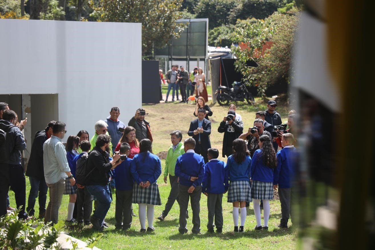 波哥大市長(zhǎng)克勞迪婭·洛佩茲與參加活動(dòng)的學(xué)生代表交流。中國(guó)港灣波哥大地鐵一號(hào)線項(xiàng)目供圖