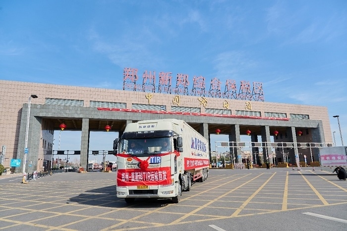 2023年2月20日，鄭州—莫斯科TIR運(yùn)輸首發(fā)車輛駛出鄭州新鄭綜合保稅區(qū)。新鄭海關(guān)供圖