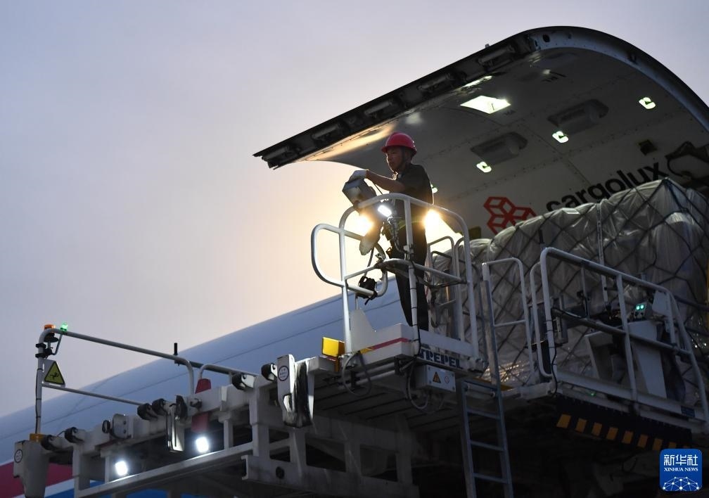 8月1日，工作人員在中國鄭州新鄭國際機場為一架盧森堡貨航貨機裝貨。新華社記者 李嘉南 攝