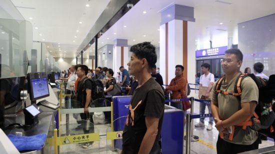 6月13日，乘坐中老鐵路國(guó)際旅客列車(chē)的旅客在磨憨邊檢大廳排隊(duì)候檢。李揚(yáng) 攝