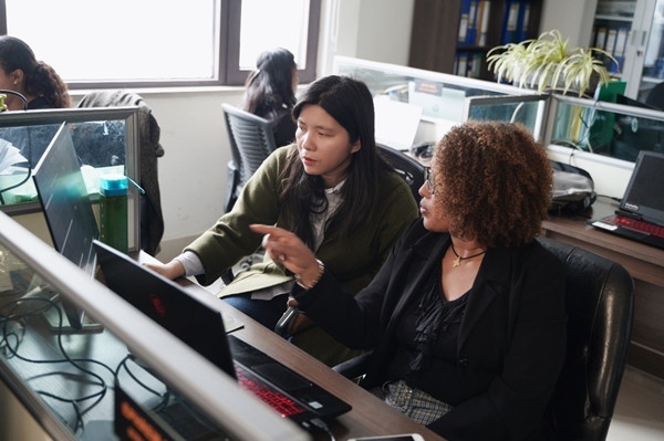 梅德哈妮（右）與中國同事討論設計方案。受訪對象供圖