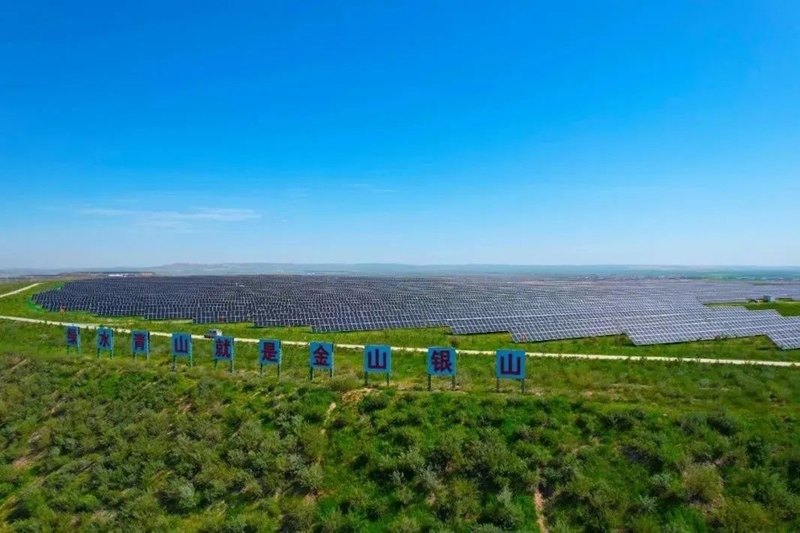 勝利能源露天礦排土場(chǎng)15.3萬(wàn)千瓦光伏電站并網(wǎng)發(fā)電。受訪者供圖