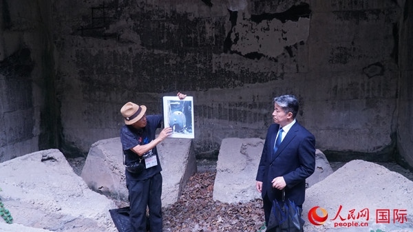 毒氣島歷史研究所事務(wù)局長山內(nèi)正之在毒氣儲存遺址為大家介紹日軍發(fā)動毒氣戰(zhàn)的罪證。人民網(wǎng) 蔣曉辰攝