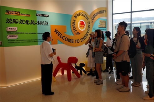 記者團(tuán)在輝山英才社區(qū)采訪。北京外國(guó)語(yǔ)大學(xué) 許青攝