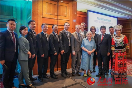 張家界文化旅游推介會(huì)部分嘉賓合影。人民網(wǎng) 郭錦標(biāo)攝