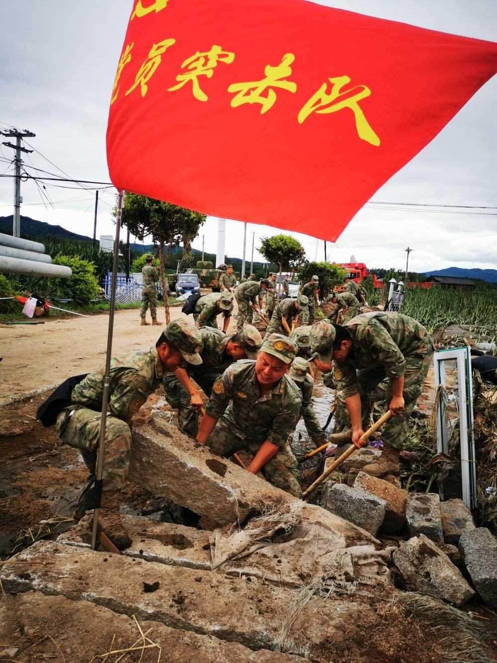 8月7日，陸軍第78集團軍某旅組織黨員突擊隊在吉林舒蘭市七里鄉(xiāng)清理路障。新華社發(fā)（劉洋 攝）