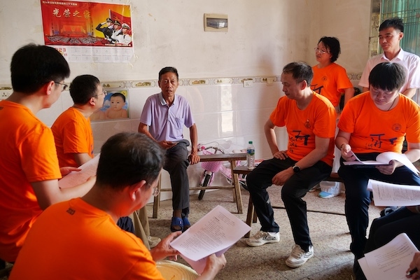 江西上饒“千村調(diào)查”分隊(duì)于余干縣上西源村入戶調(diào)查。校方供圖