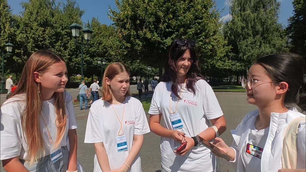 調(diào)研團在街頭采訪。北京外國語大學(xué)供圖