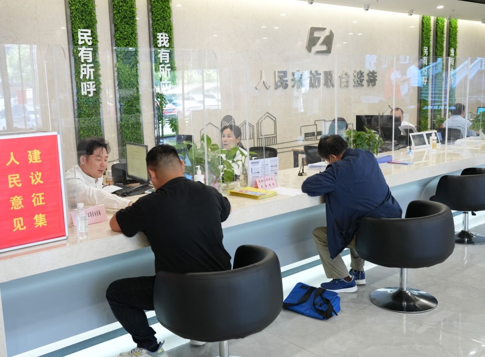 在杭州市余杭區(qū)社會治理中心，工作人員在接待前來上訪的群眾（5月25日攝）。新華社記者 翁忻旸 攝