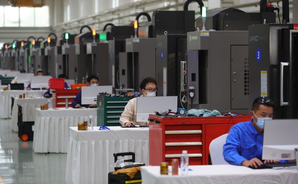 參賽選手在在2022“一帶一路”暨金磚國(guó)家技能發(fā)展與技術(shù)創(chuàng)新之“通用技術(shù)杯”數(shù)控多軸加工大賽中比拼（2022年11月10日攝）。新華社記者 楊青 攝