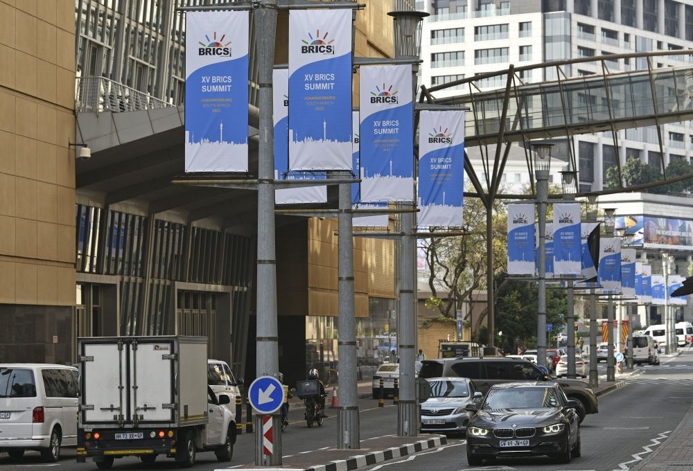這是8月17日在南非約翰內(nèi)斯堡拍攝的金磚峰會(huì)條幅。金磚國(guó)家領(lǐng)導(dǎo)人第十五次會(huì)晤將于南非約翰內(nèi)斯堡舉行。新華社記者 陳誠(chéng) 攝