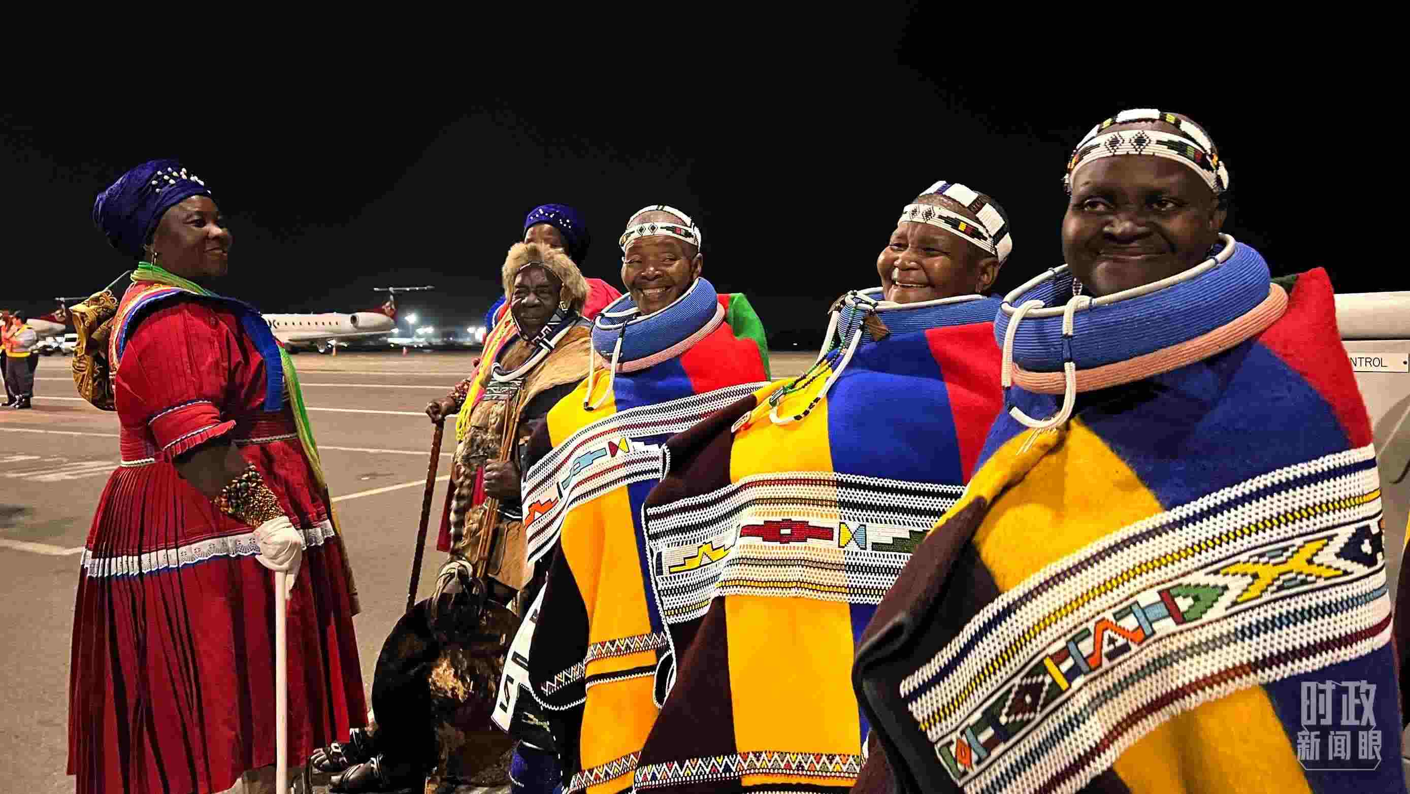 △身穿民族服裝的當?shù)孛癖?。（總臺央視記者程鋮拍攝）