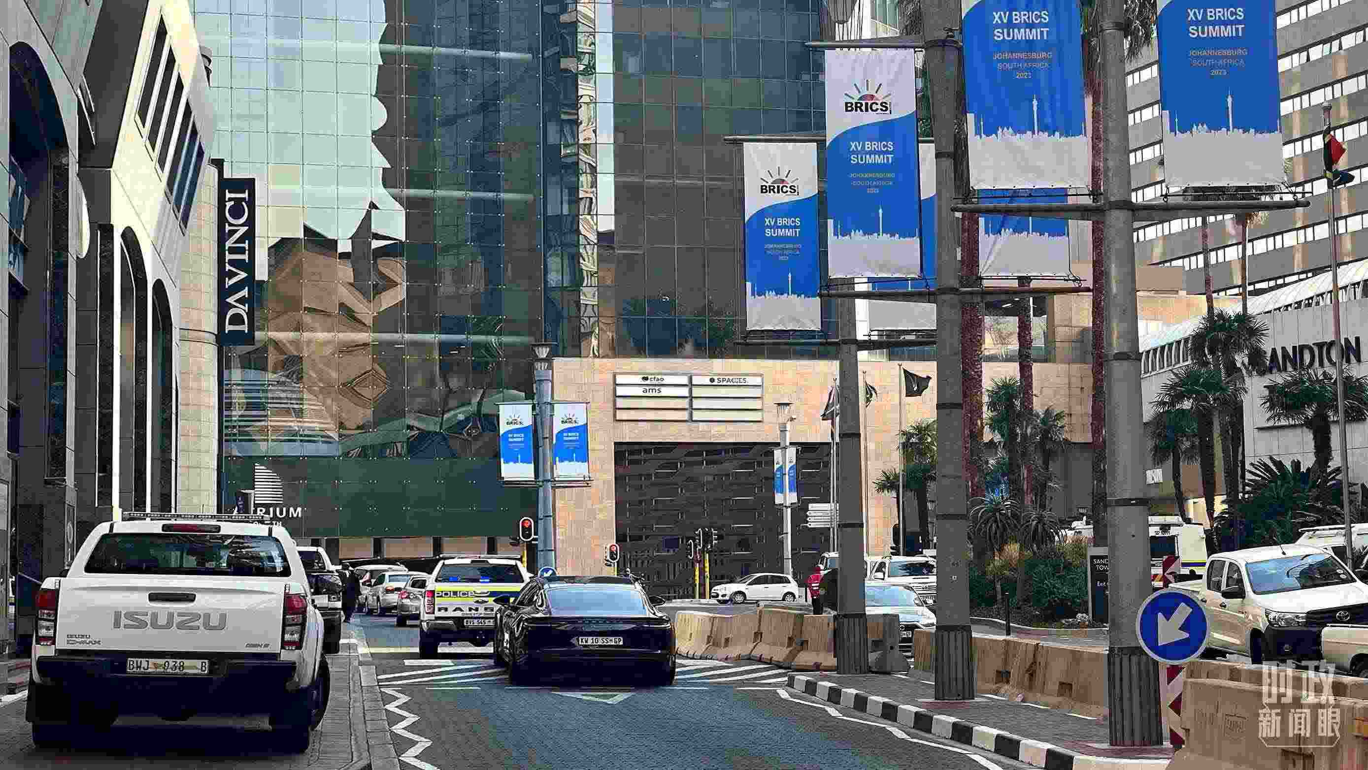 △約翰內(nèi)斯堡，街頭懸掛金磚峰會條幅。（總臺央視記者韓銳拍攝）