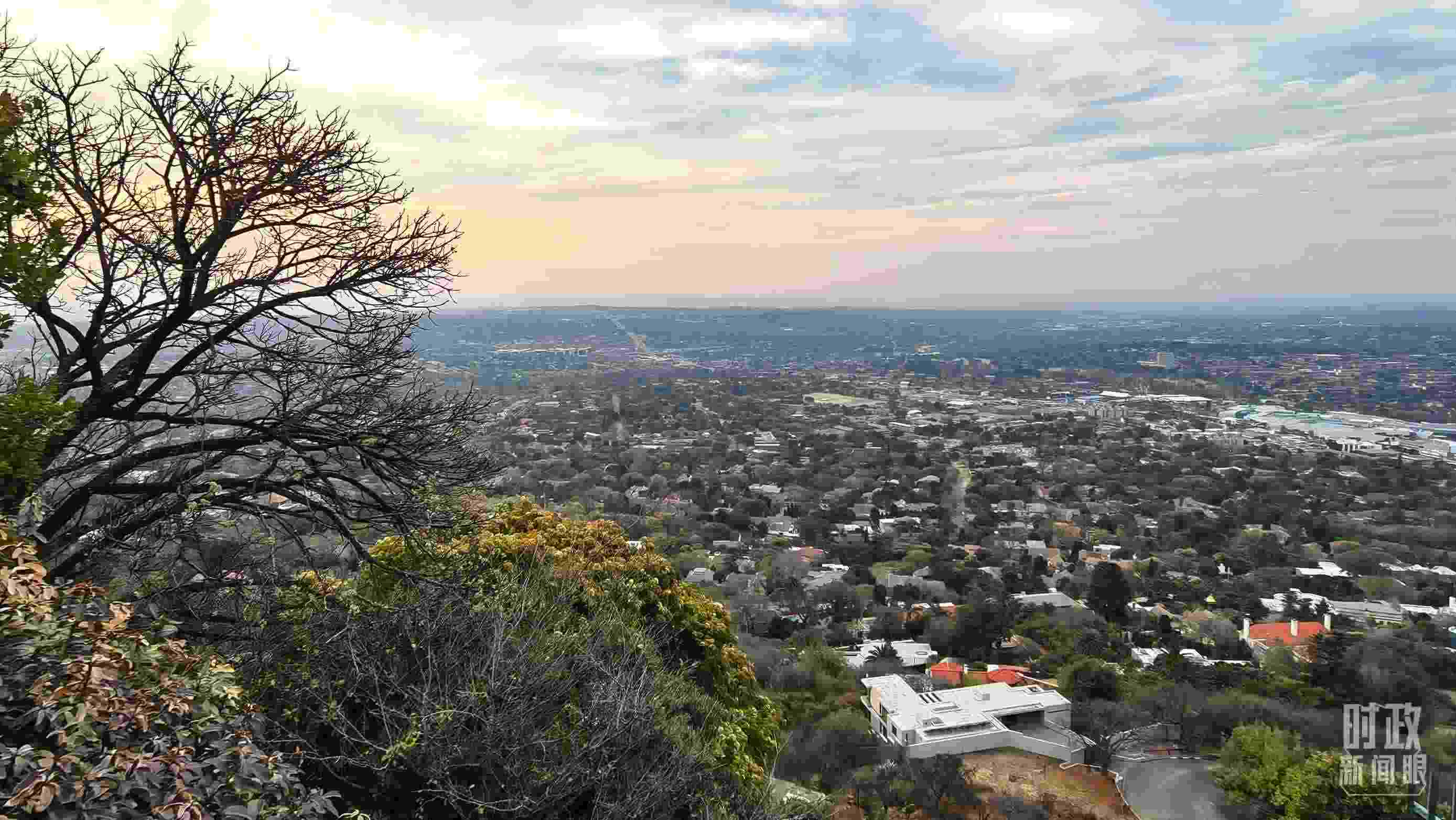 △ 俯瞰南非約翰內(nèi)斯堡。（總臺央視記者韓銳拍攝）