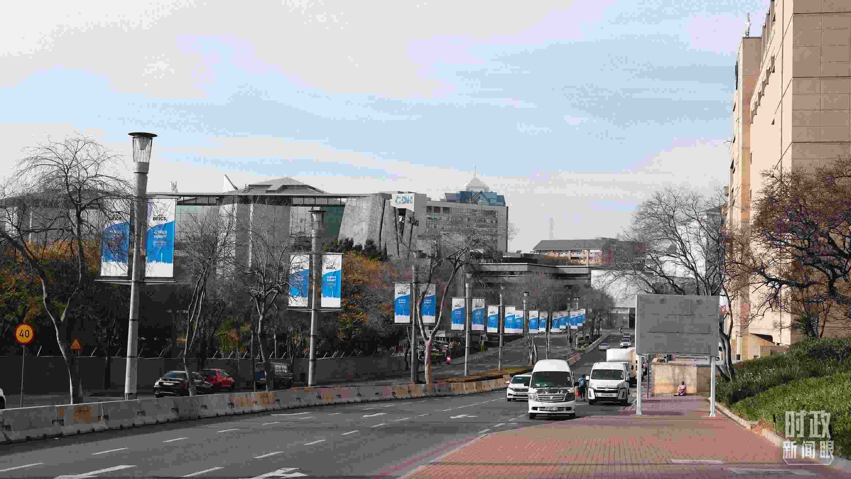 △約翰內(nèi)斯堡，街頭懸掛金磚峰會條幅。（總臺央視記者盧心雨拍攝）