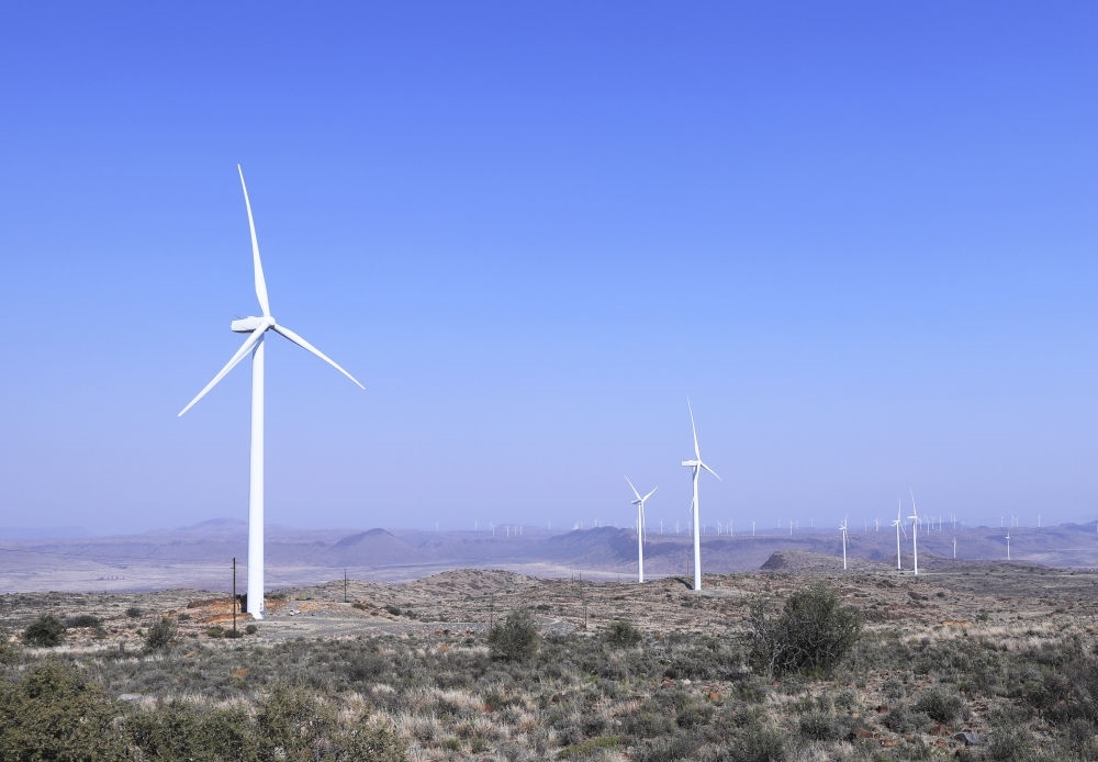 這是在南非北開(kāi)普省德阿鎮(zhèn)拍攝的德阿風(fēng)電項(xiàng)目風(fēng)機(jī)（2023年8月10日攝）。由中國(guó)龍?jiān)措娏瘓F(tuán)南非公司運(yùn)營(yíng)的德阿風(fēng)電項(xiàng)目每年發(fā)電量超過(guò)7.5億千瓦時(shí)，相當(dāng)于節(jié)約20多萬(wàn)噸標(biāo)準(zhǔn)煤，減排二氧化碳約70萬(wàn)噸。