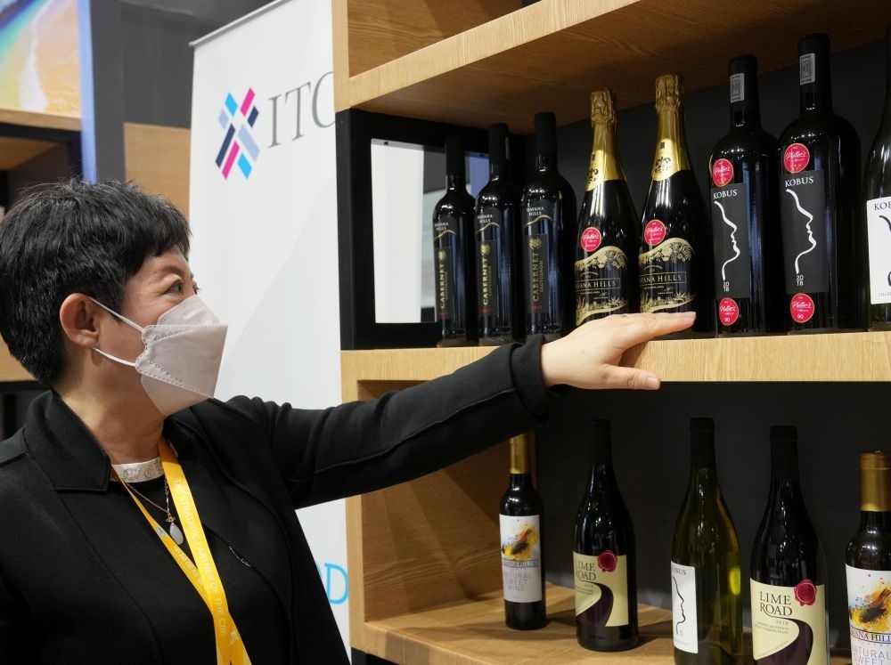 這是在中國(guó)上海舉行的第五屆進(jìn)博會(huì)上拍攝的來(lái)自南非的葡萄酒（2022年11月7日攝）。
