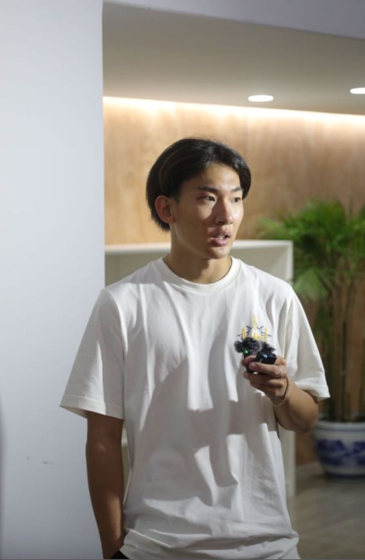 蘇翊鳴接受媒體采訪。