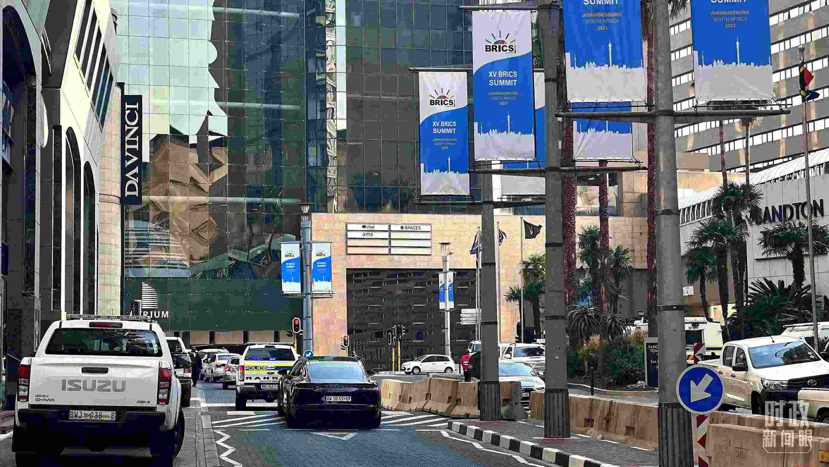 △約翰內(nèi)斯堡街頭的金磚元素。（總臺(tái)央視記者程鋮拍攝）